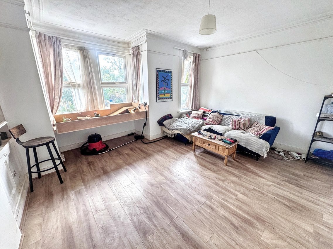 Flat Vicarage Road in Greater London