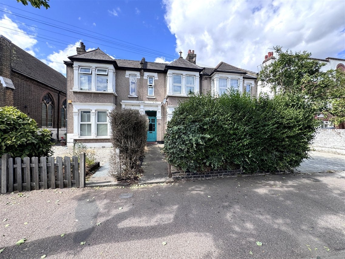 Flat Vicarage Road in Greater London
