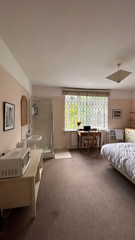 Room Atkins Road in Greater London