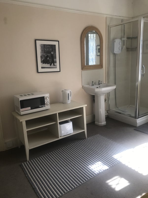 Room Atkins Road in Greater London