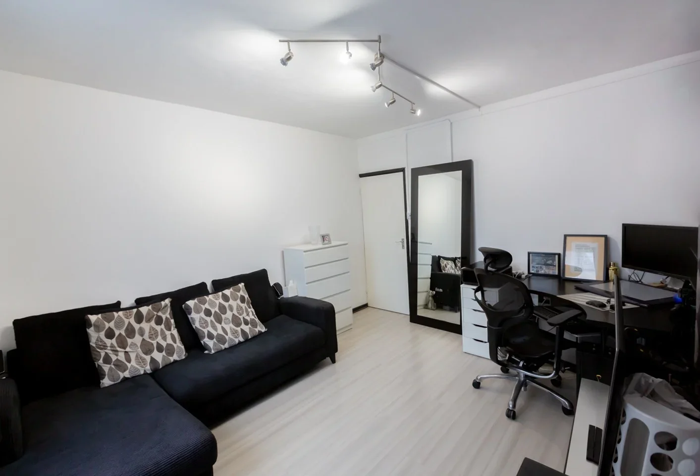 Flat Ossulston Street in Greater London