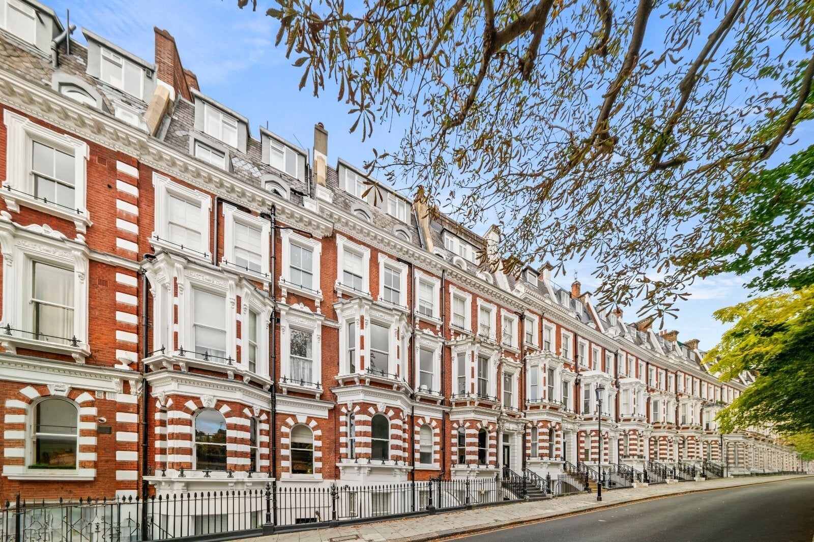 Flat Hornton Street in Greater London