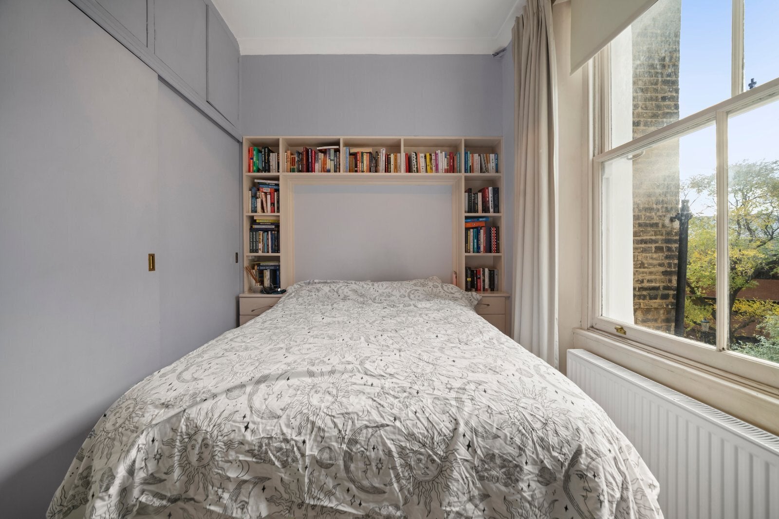 Flat Hornton Street in Greater London