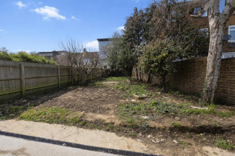 Flat Barnfield Road in Greater London