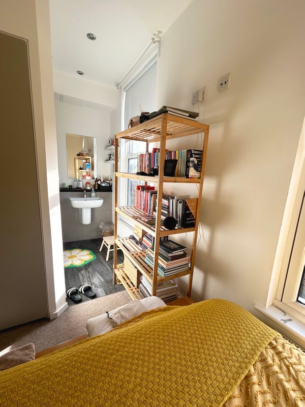 Room Dunlace Road in Greater London