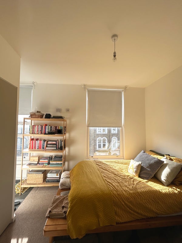 Room Dunlace Road in Greater London