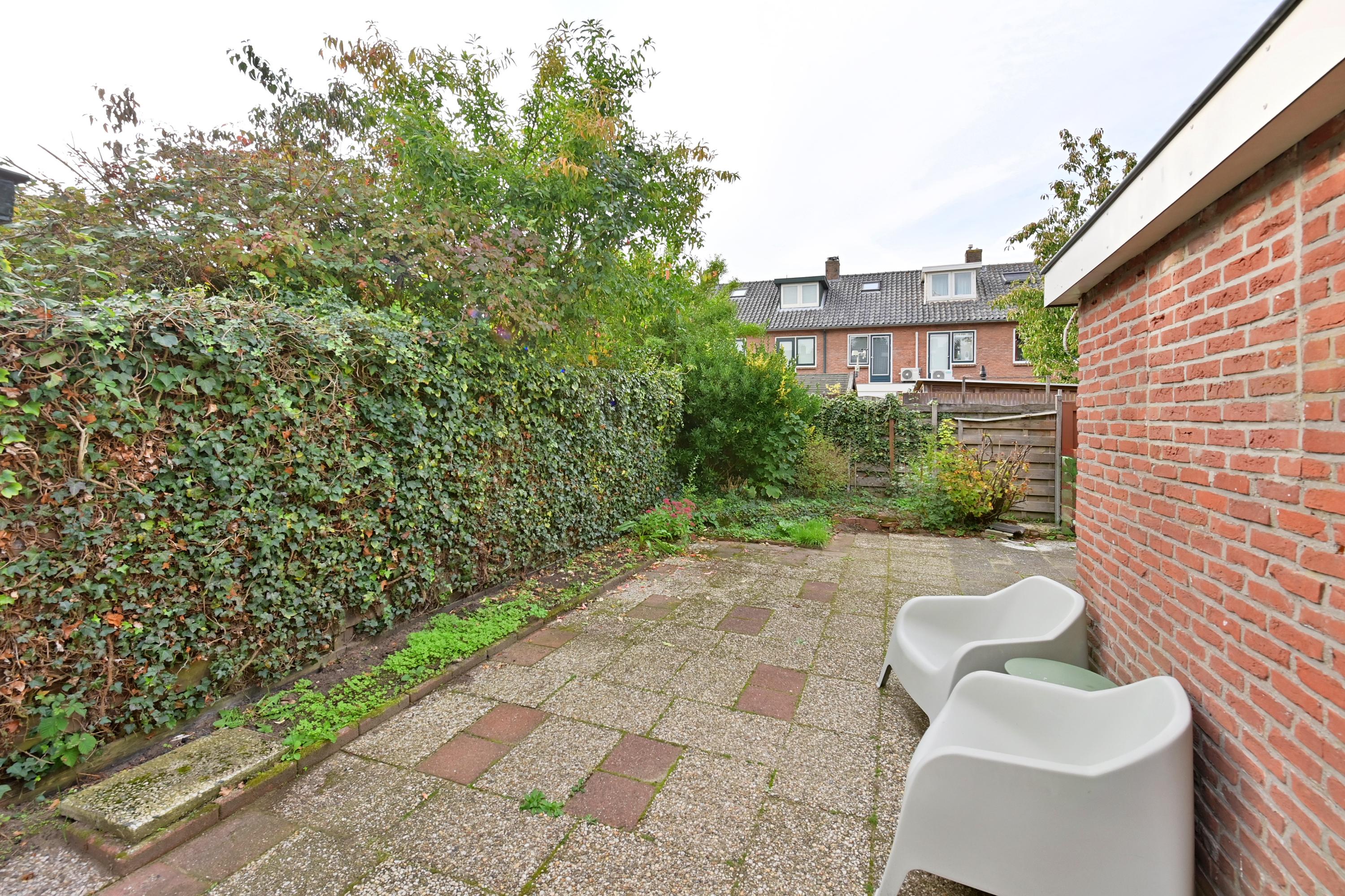 Tussenwoning te koop: Omroeplaan 30, Huizen