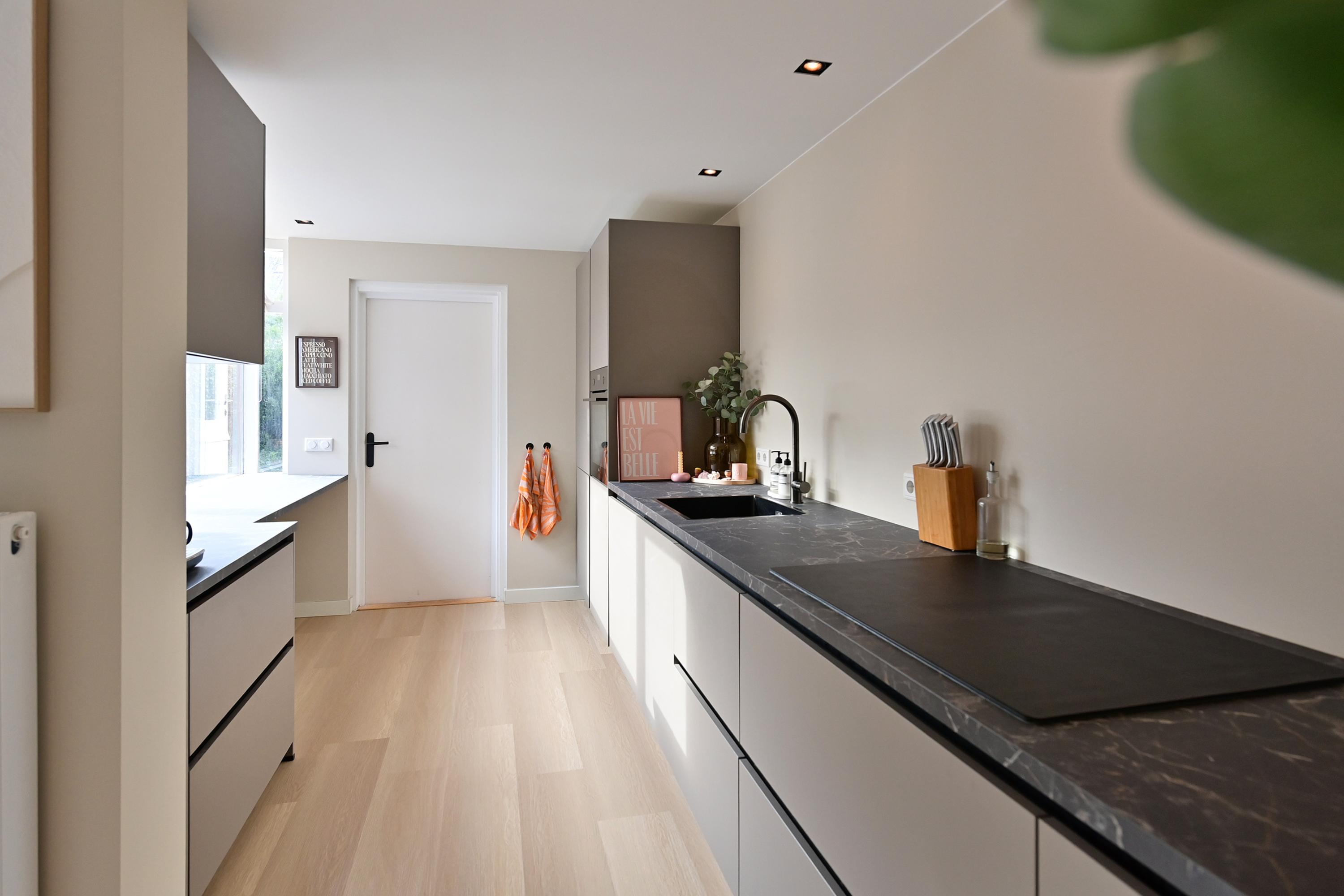 Tussenwoning te koop: Omroeplaan 30, Huizen
