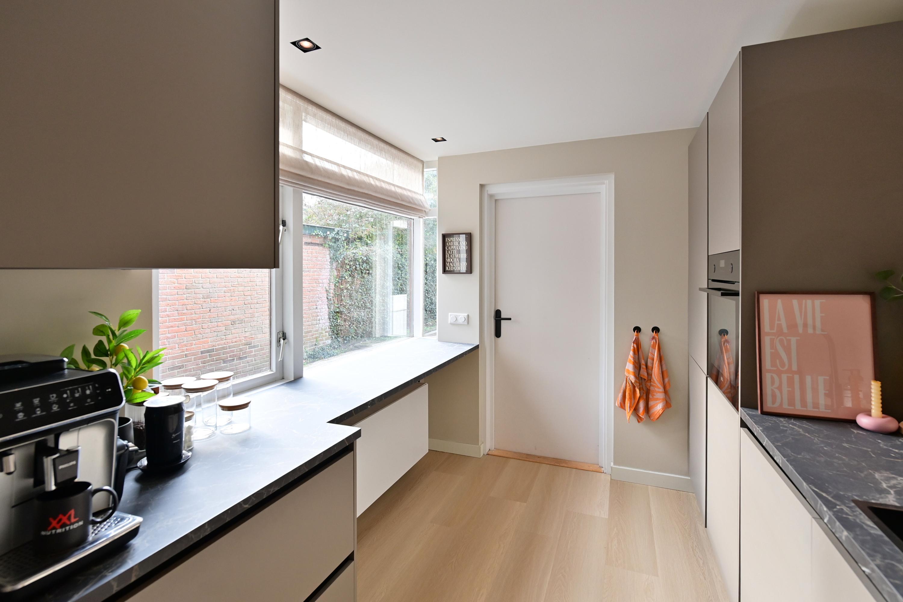 Tussenwoning te koop: Omroeplaan 30, Huizen