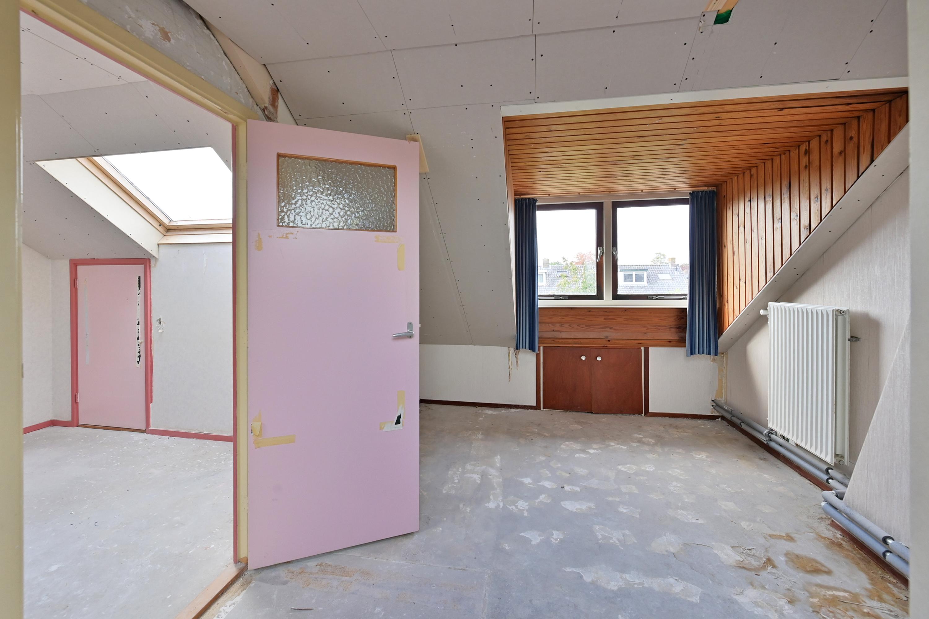 Tussenwoning te koop: Omroeplaan 30, Huizen