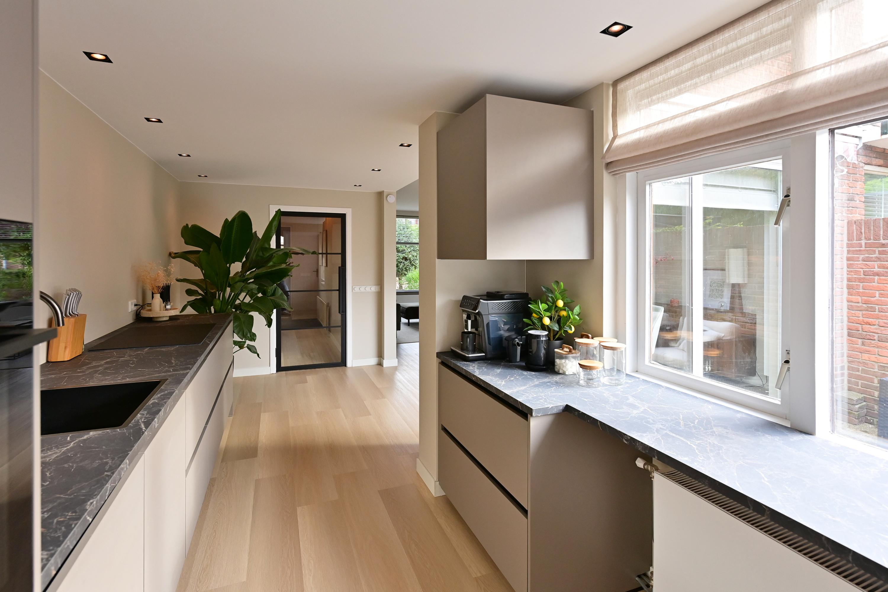 Tussenwoning te koop: Omroeplaan 30, Huizen