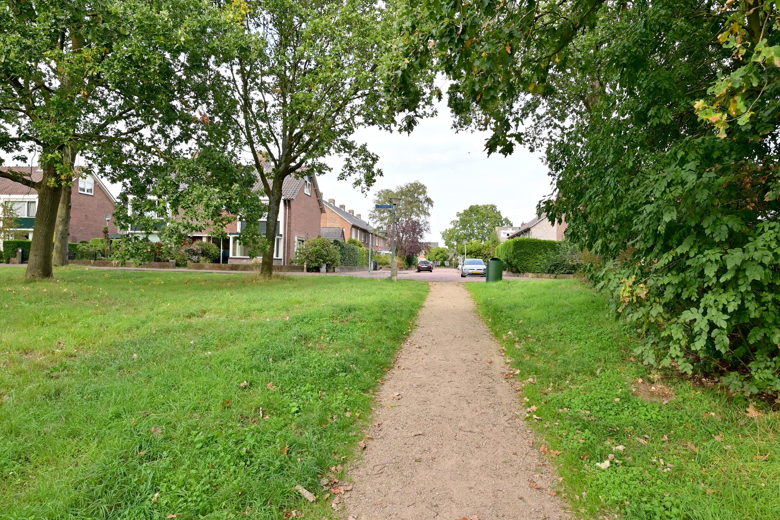 Tussenwoning te koop: Omroeplaan 30, Huizen