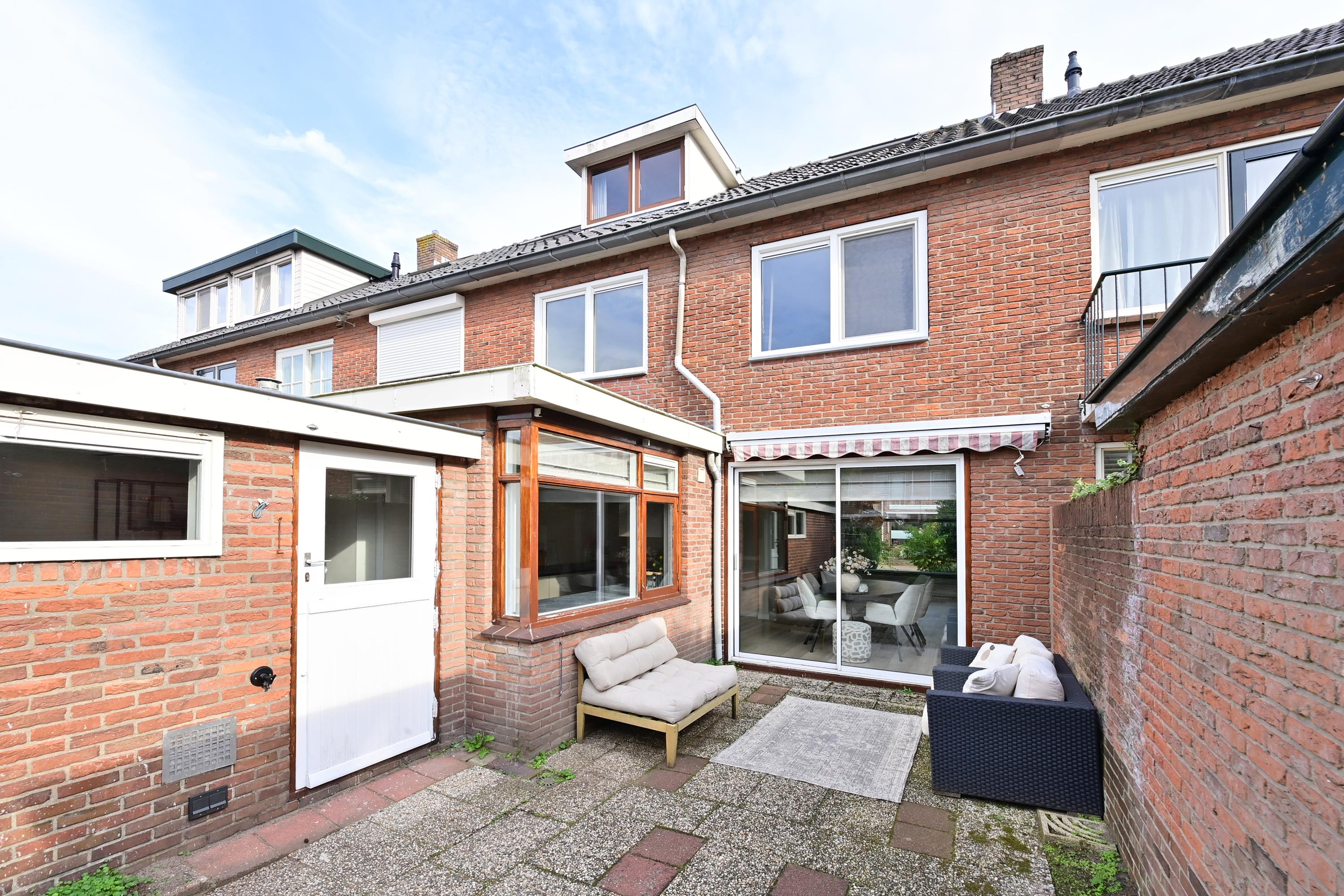 Tussenwoning te koop: Omroeplaan 30, Huizen