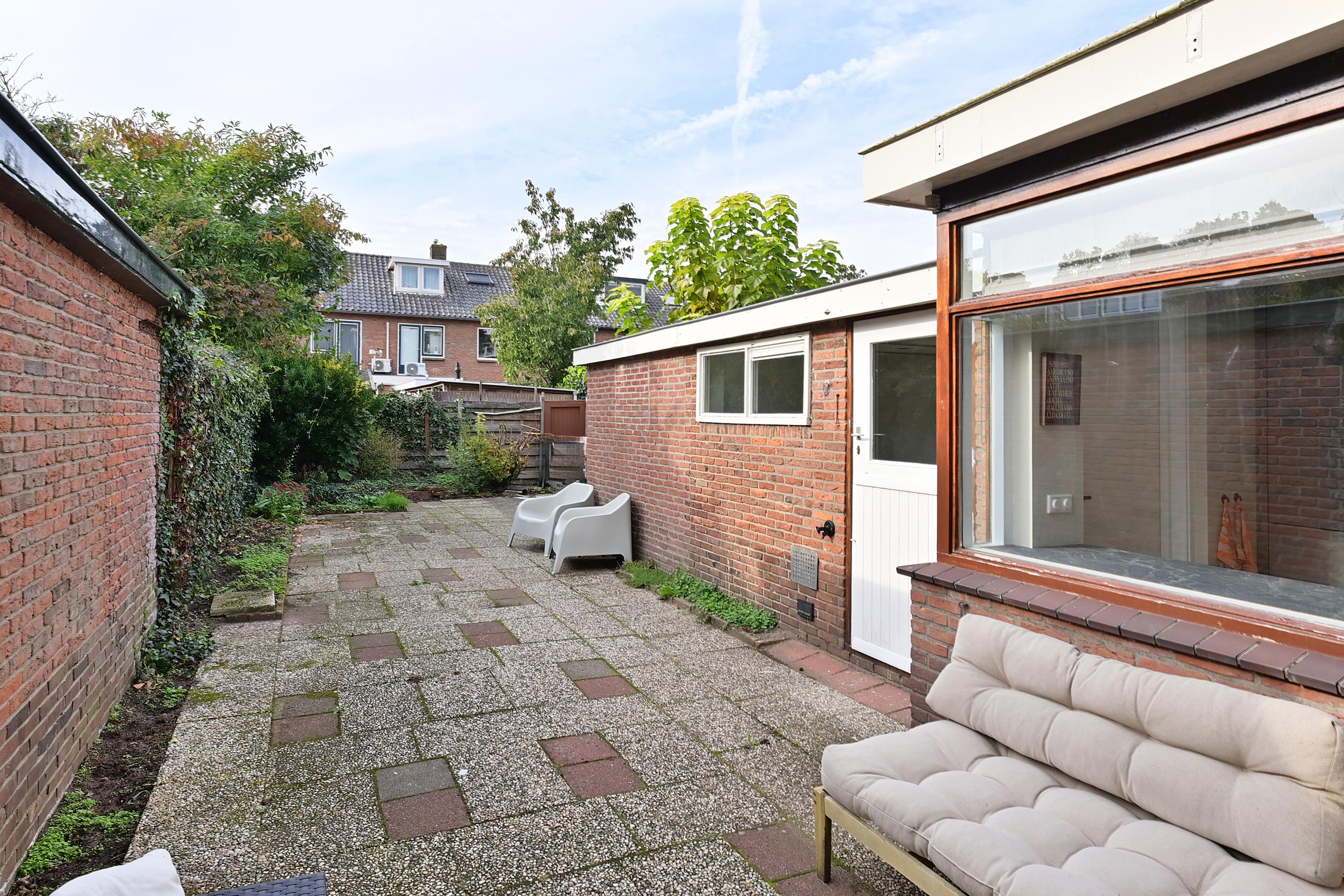 Tussenwoning te koop: Omroeplaan 30, Huizen