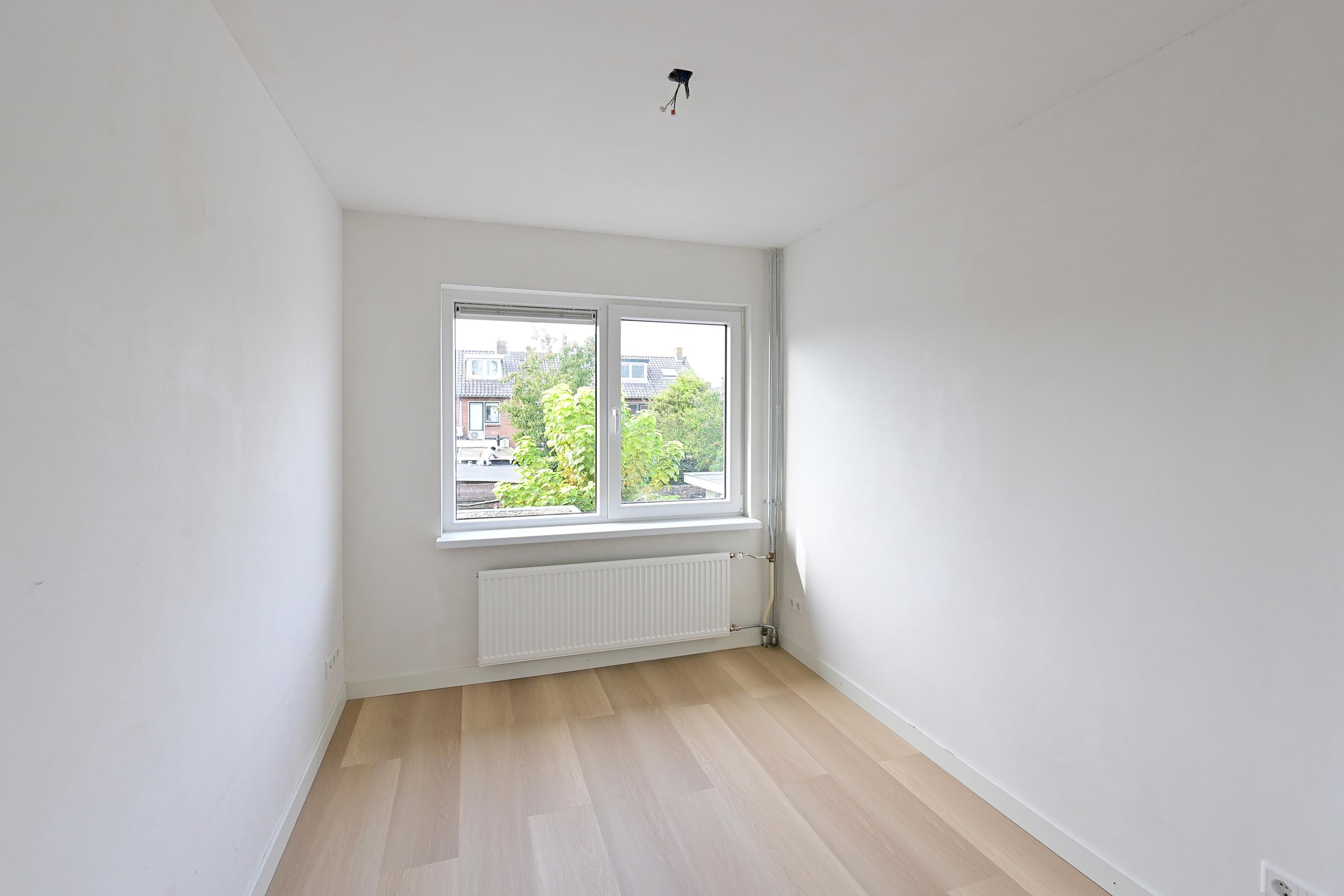 Tussenwoning te koop: Omroeplaan 30, Huizen