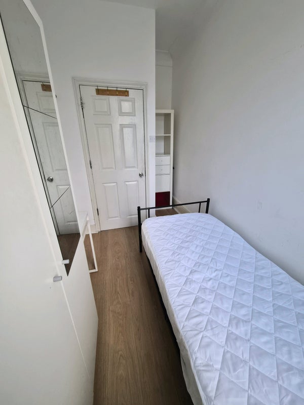 Room Rancliffe Road in Greater London