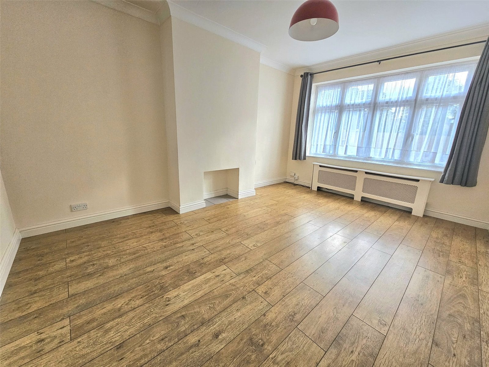 Flat Victoria Road in Greater London