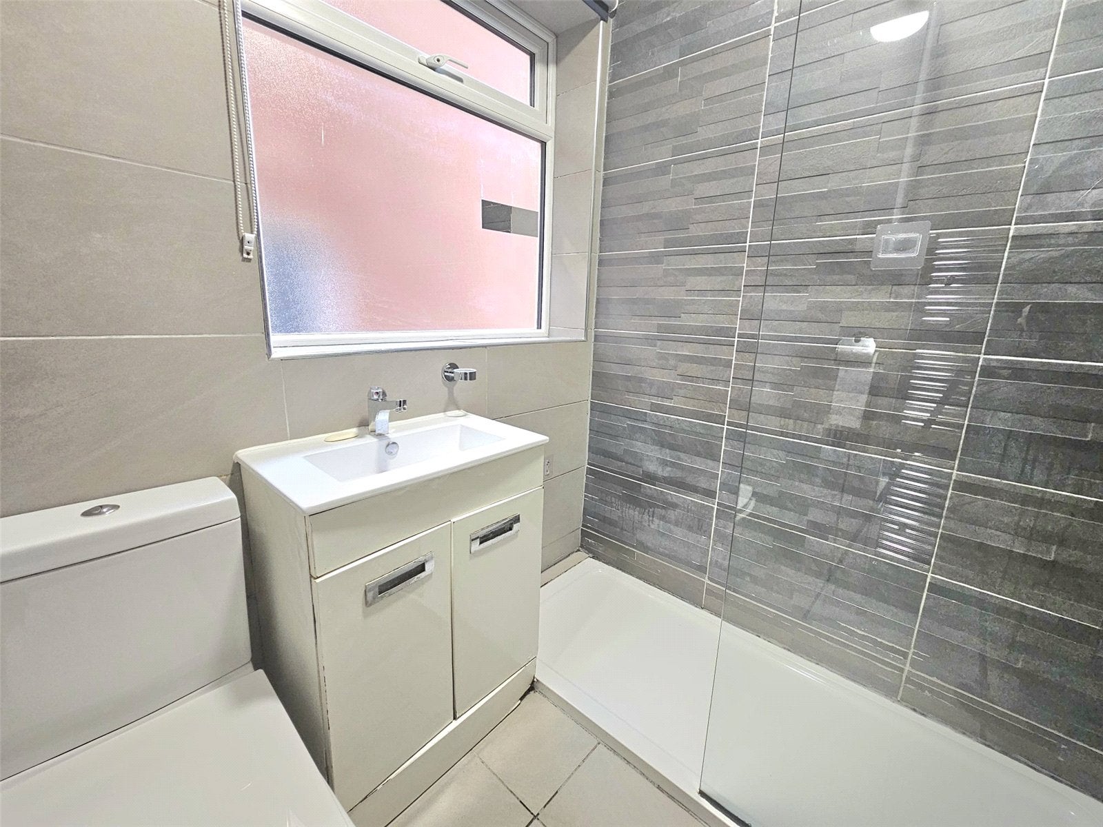 Flat Victoria Road in Greater London