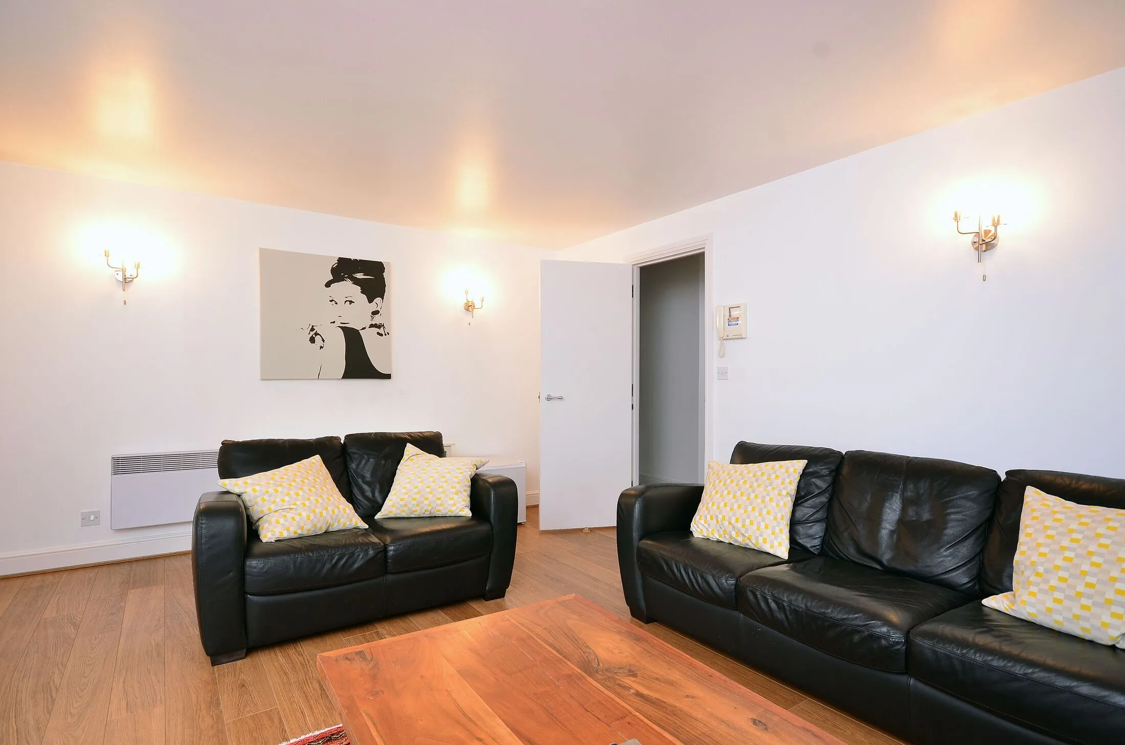Flat Commercial Road in Greater London