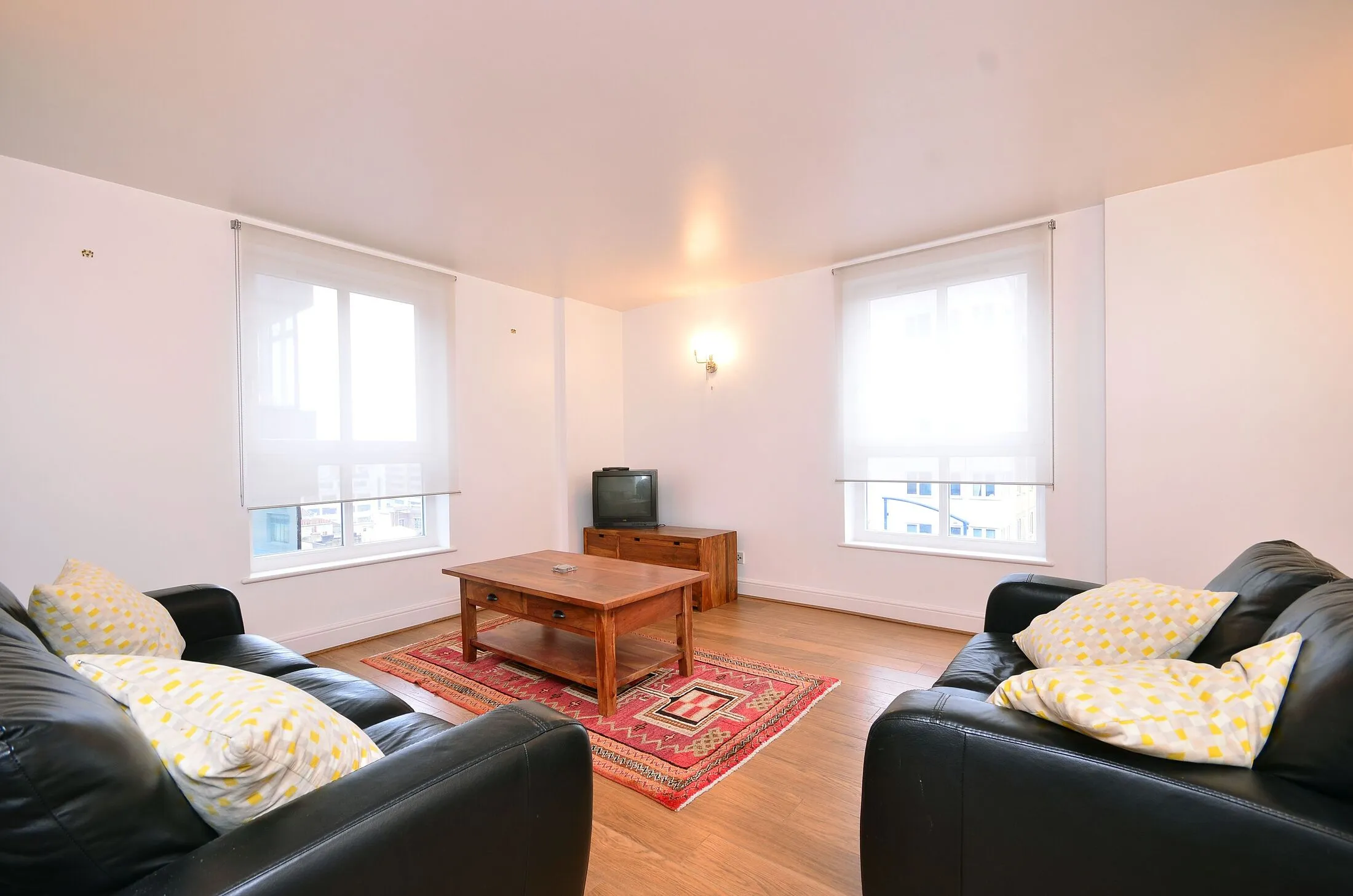 Flat Commercial Road in Greater London