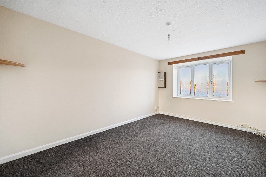 Flat Berry Court in Greater London