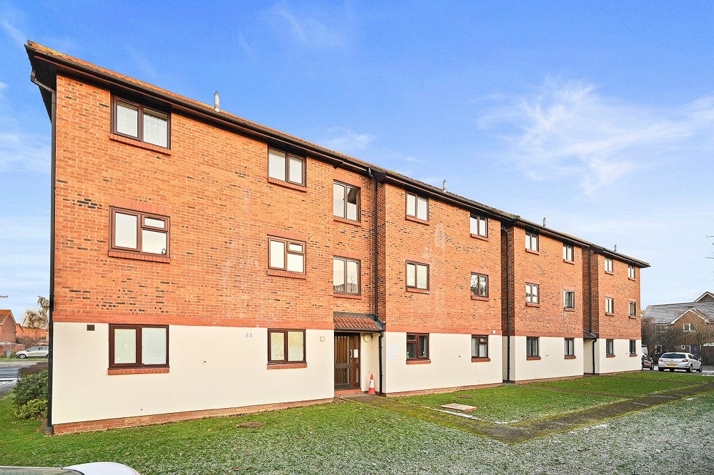 Flat Berry Court in Greater London