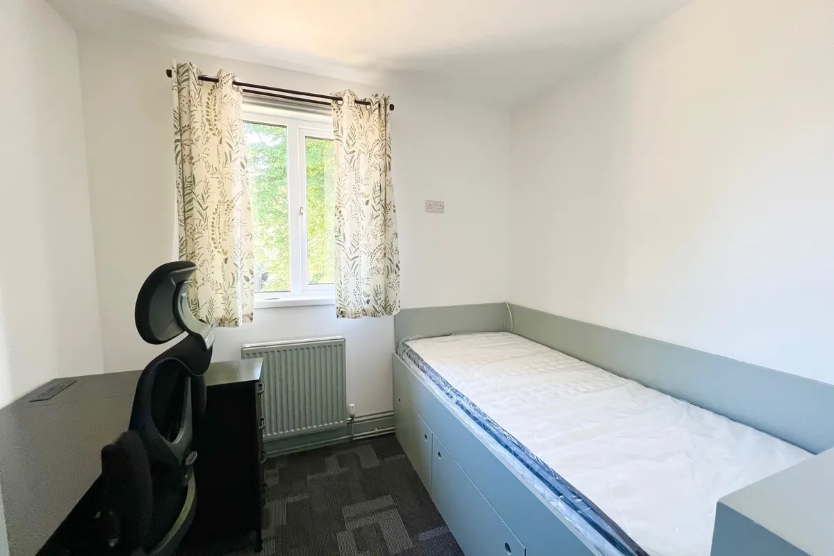 Room Cleeve Green in Bath