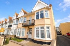 Flat Ramuz Drive in Southend-on-Sea
