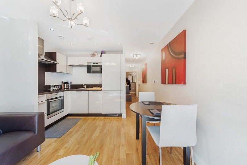 Flat Gunwhale Close in Greater London