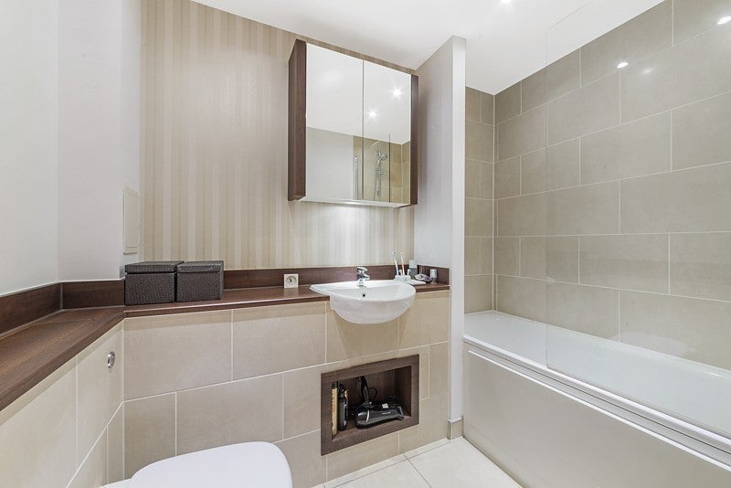Flat Gunwhale Close in Greater London