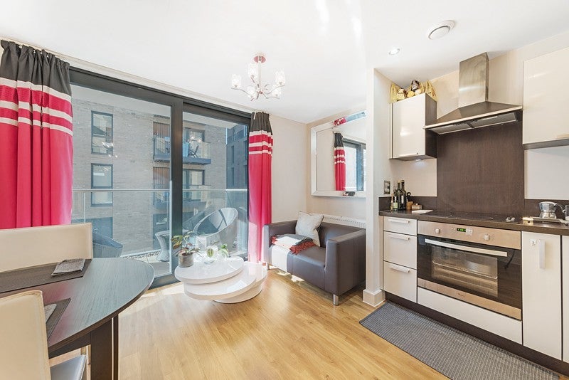 Flat Gunwhale Close in Greater London