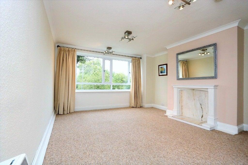 Flat Cleveden Place in Glasgow