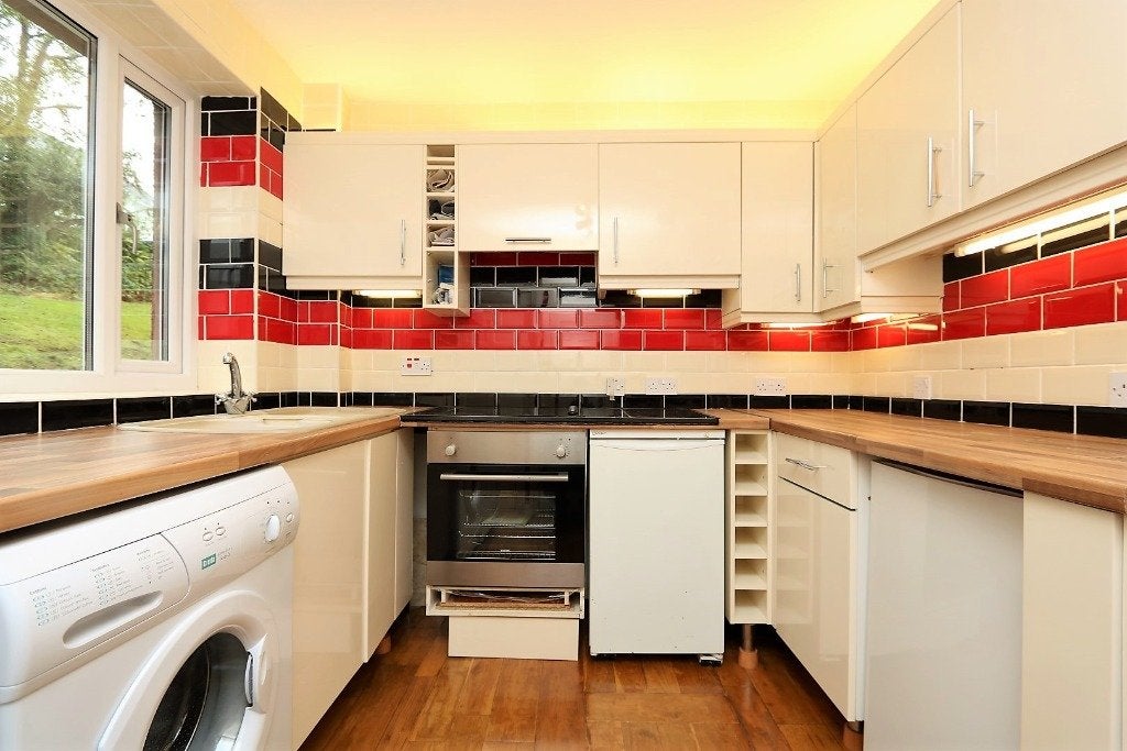 Flat Cleveden Place in Glasgow