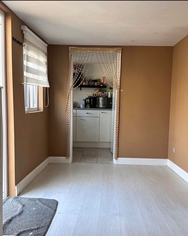 Flat Leaver Gardens in Greater London