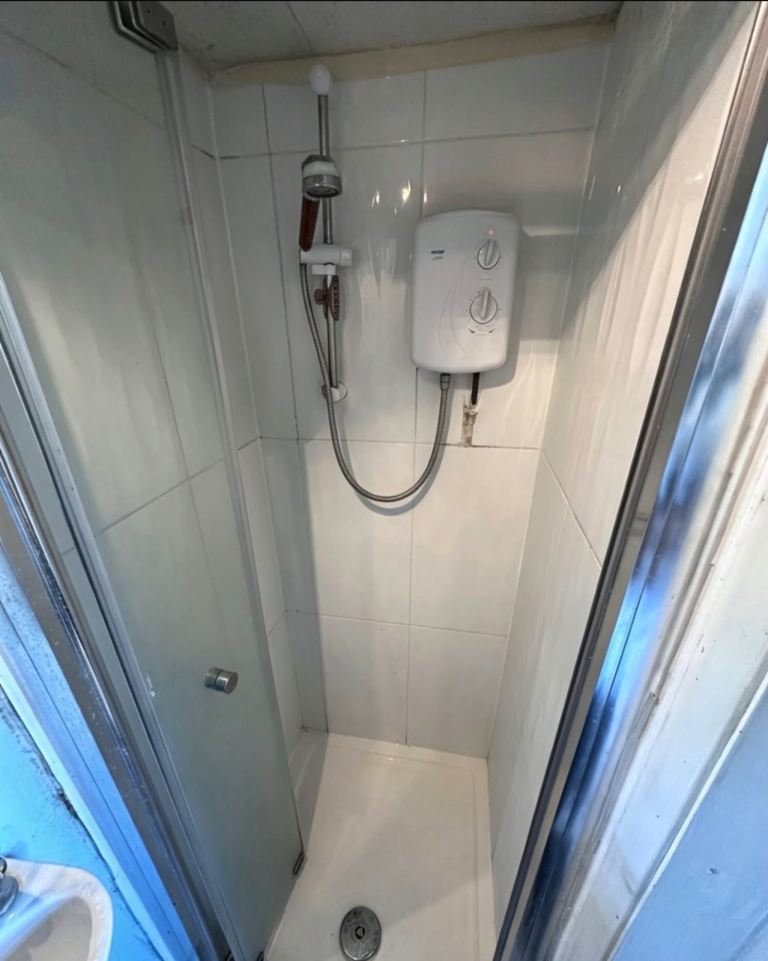 Flat Leaver Gardens in Greater London
