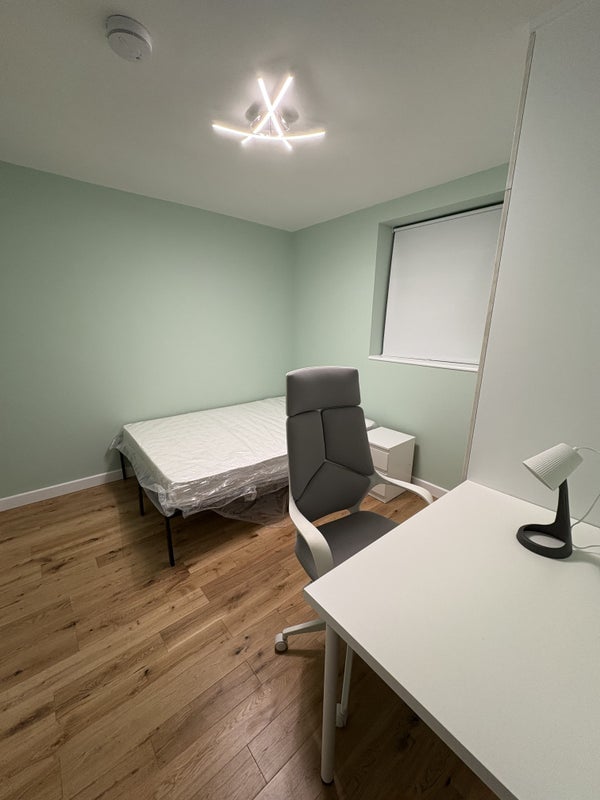 Room Thomas Road in Greater London