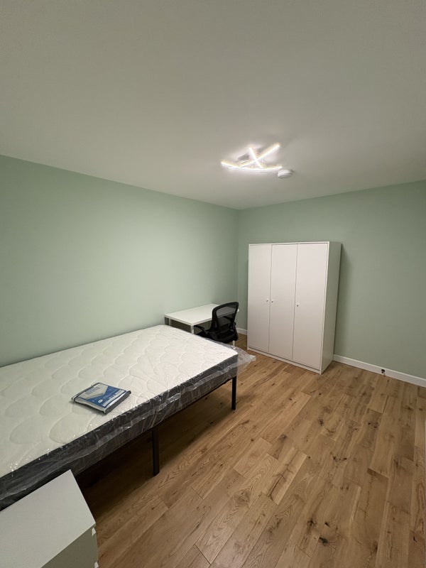 Room Thomas Road in Greater London