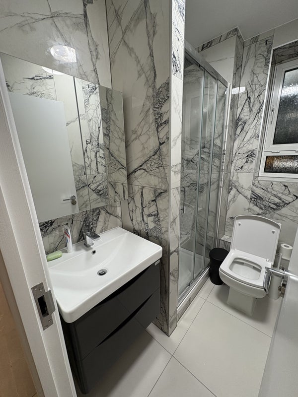 Room Thomas Road in Greater London