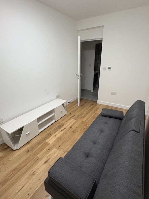 Room Thomas Road in Greater London