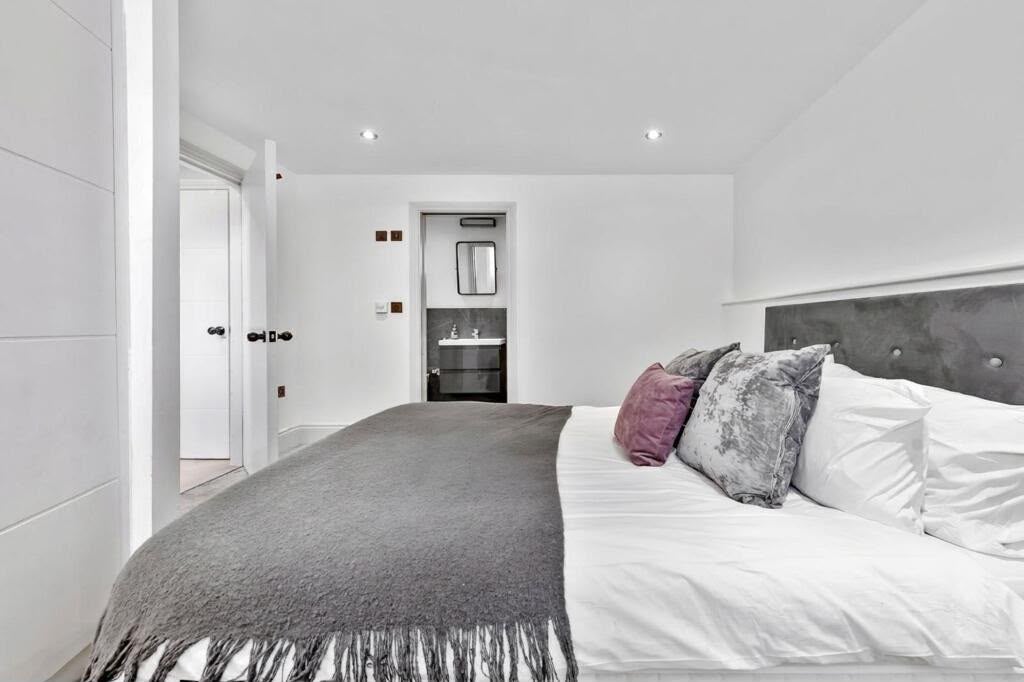 Flat Crabtree Lane in Greater London