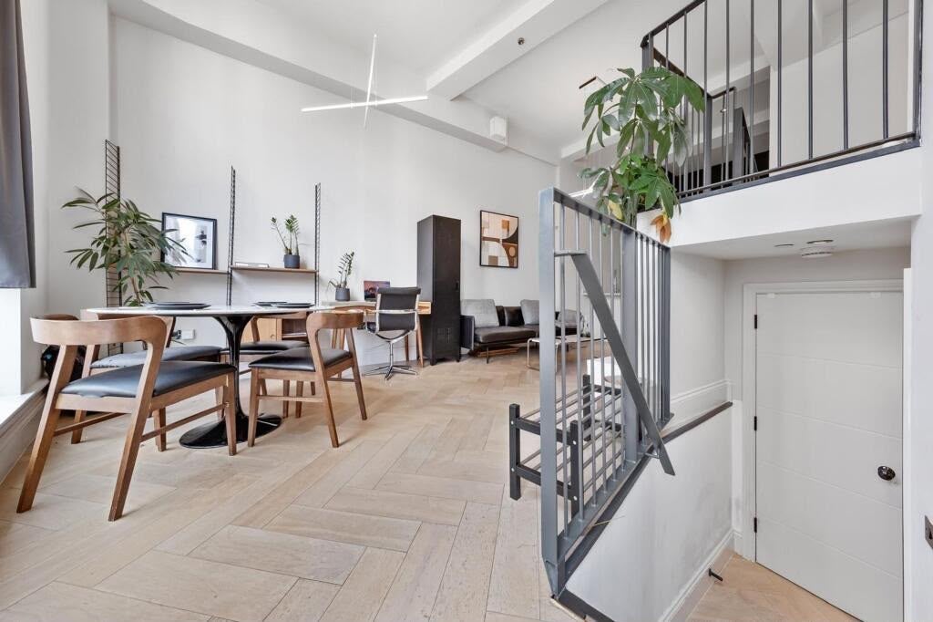 Flat Crabtree Lane in Greater London