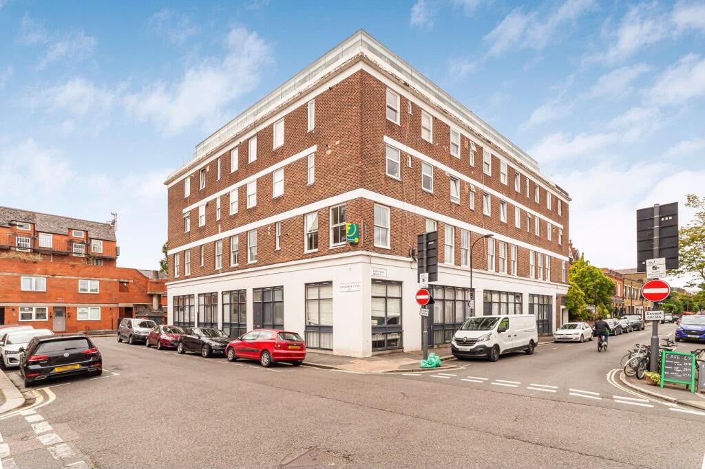 Flat Crabtree Lane in Greater London