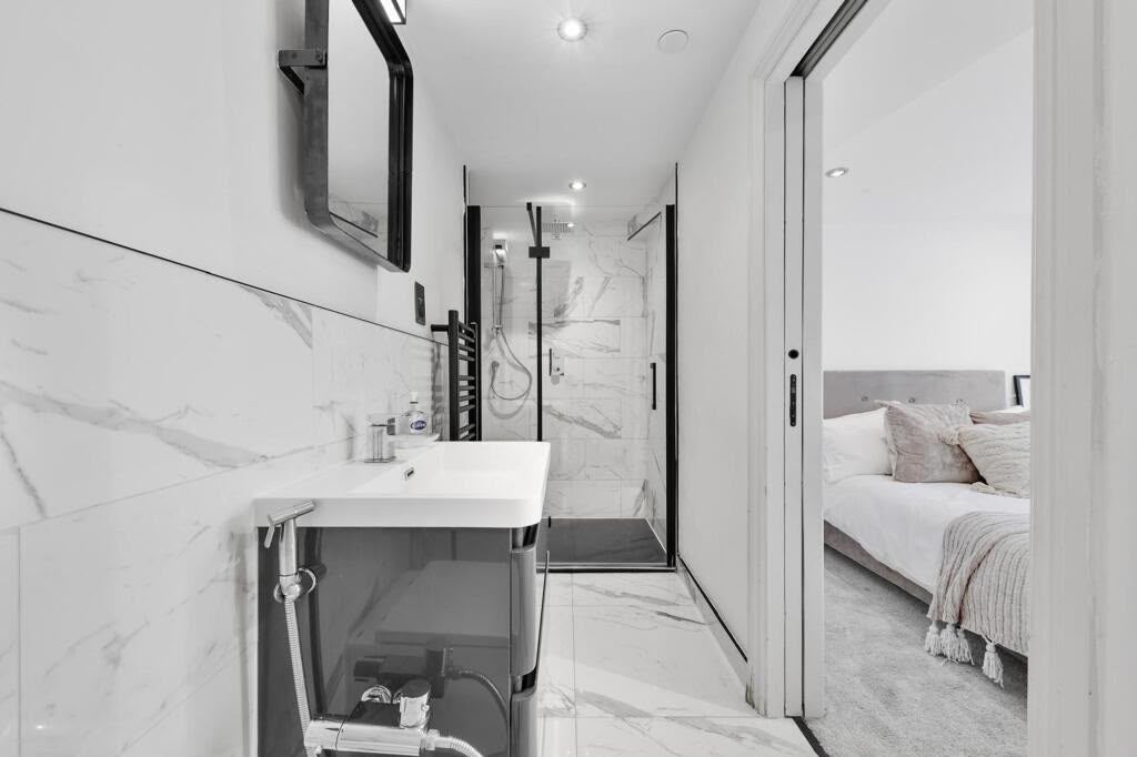Flat Crabtree Lane in Greater London