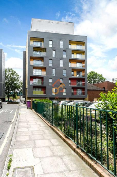 Flat Crowder Street in Greater London