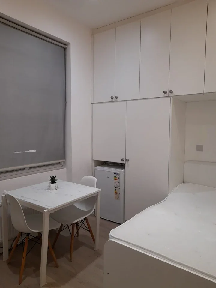 Flat Queenstown Road in Greater London