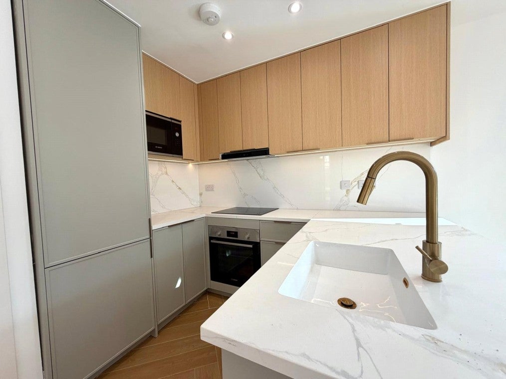 Flat Pitt Crescent in Greater London