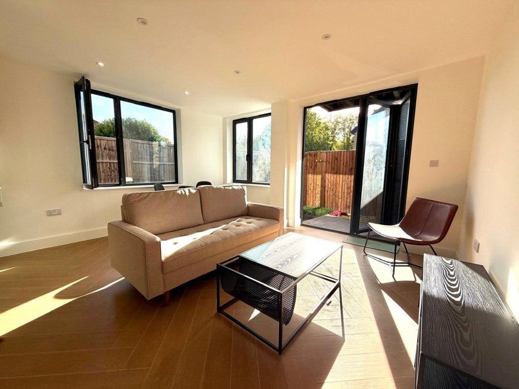 Flat Pitt Crescent in Greater London