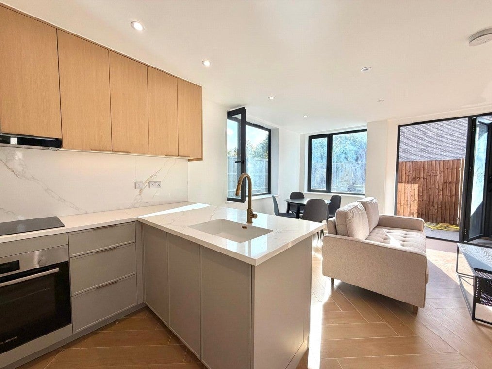 Flat Pitt Crescent in Greater London