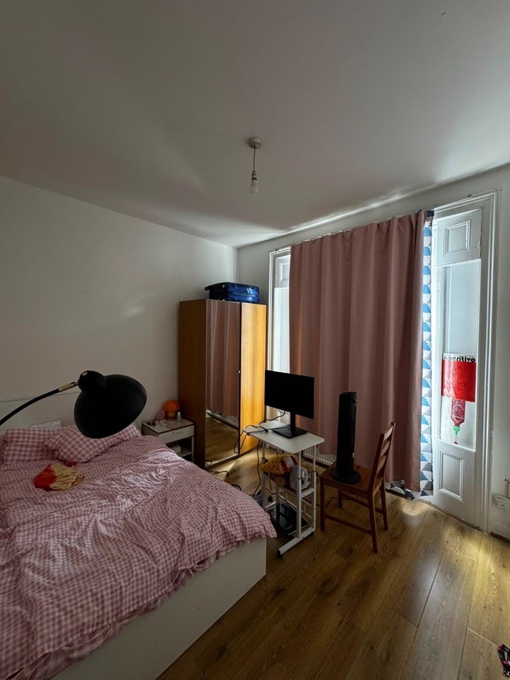 Flat Parkfield Road in Greater London
