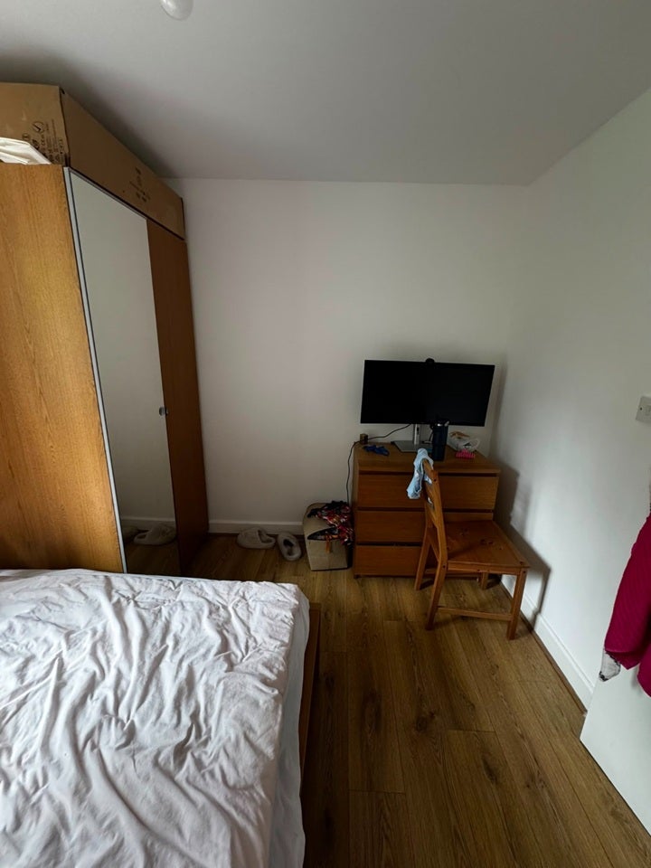 Flat Parkfield Road in Greater London